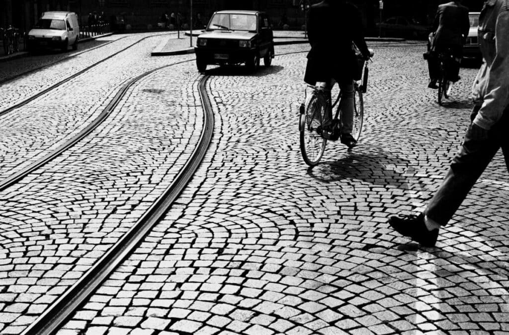 A Milano vigili in bici per dare multe alle auto in sosta sulle ciclabili