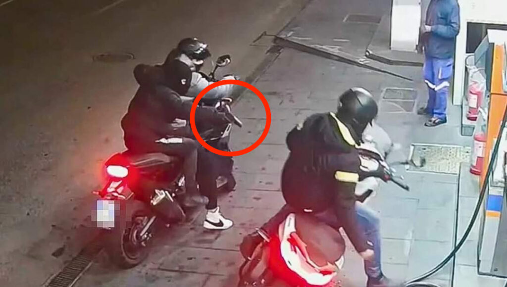Tentano di rubargli lo scooter, lui si rifiuta e gli sparano