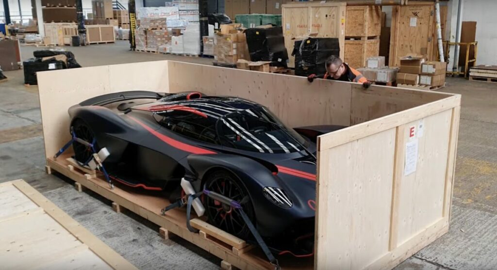 Le Aston Martin Valkyrie vengono consegnate… in scatola.