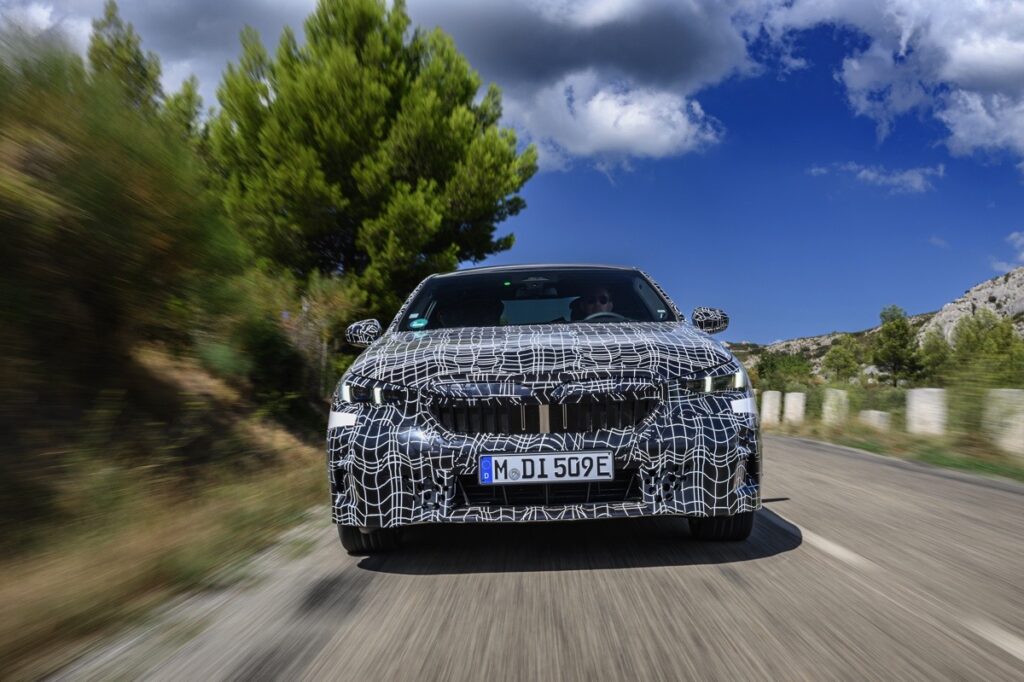 La BMW i5 cambia corsia con un rapido sguardo allo specchietto