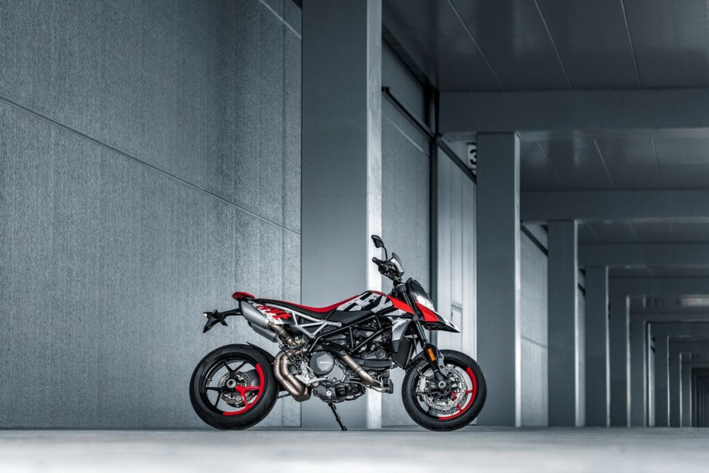Ducati Hypermotard 950 RVE 2024: la nuova livrea Graffiti Livery Evo a partire da 15.390 euro