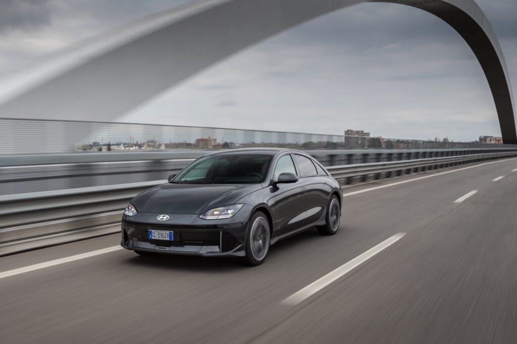 Viaggiare con l’auto elettrica: 5 consigli per affrontare le lunghe distanze