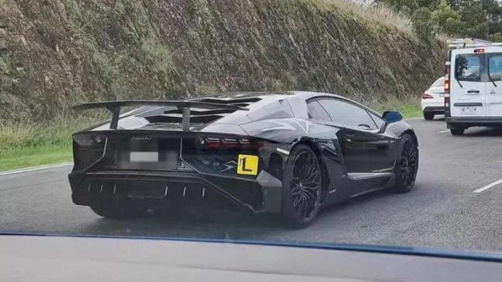 A scuola guida su una Lamborghini Aventador