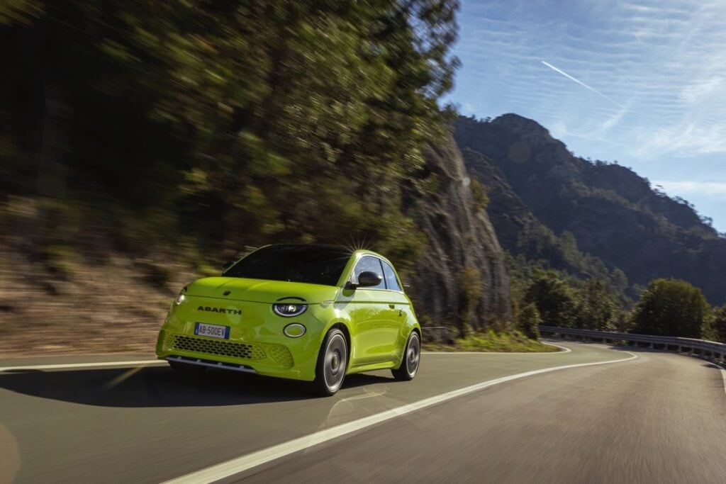 Nuova Abarth 500e, arriva l’elettrica sportiva dello Scorpione