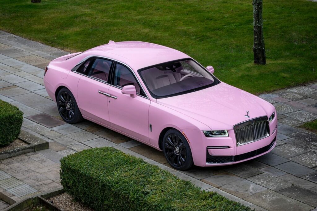 C’è una Rolls-Royce Ghost tutta rosa pronta per il film di Barbie