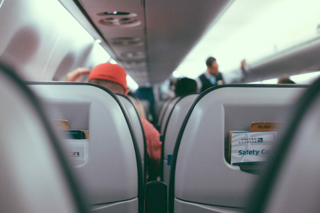 Fa discutere il trucco “eticamente discutibile” per impedire in aereo di reclinare lo schienale davanti a te