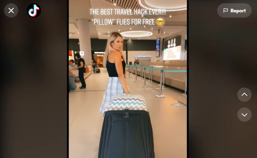 Portare un bagaglio extra in aereo gratis: il trucco del cuscino