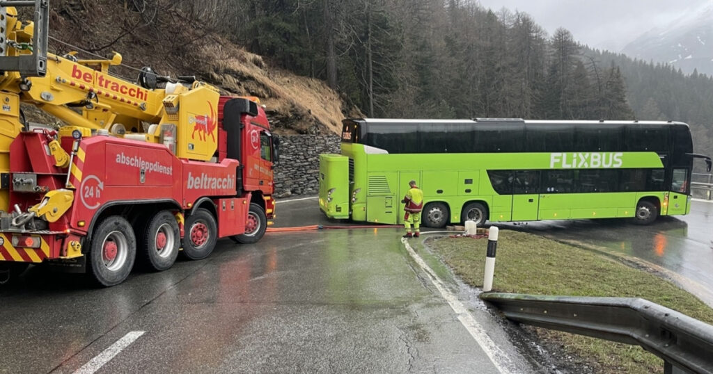 Un pullman si incastra in un tornante, l’autista si becca una denuncia dalla polizia