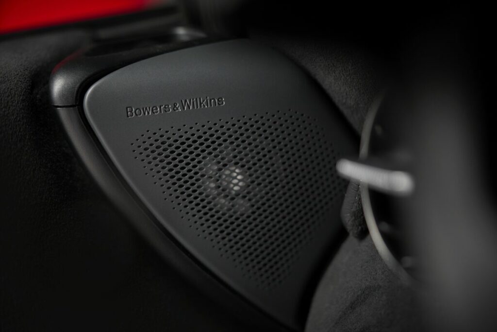 Sulla nuova McLaren 750S l’impianto audio Bowers & Wilkins da 1400 W di altissima qualità