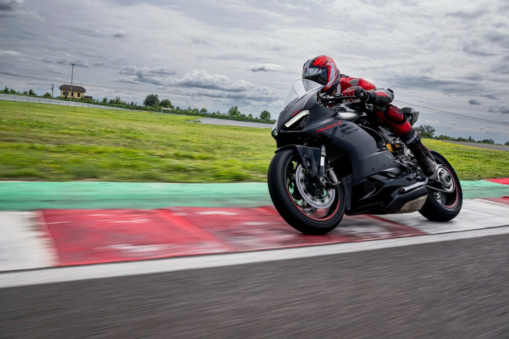 Ducati Panigale V2 Black on Black Livery a partire da 19.690 euro