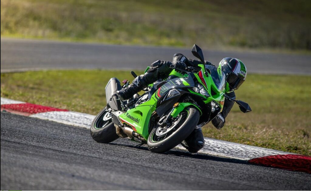 Kawasaki Ninja ZX-6R 2024: prestazioni impareggiabili e guida sportiva