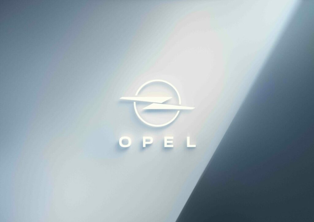 Opel ha un nuovo logo e stavolta c’è una sorpresa: ecco cosa cambia.