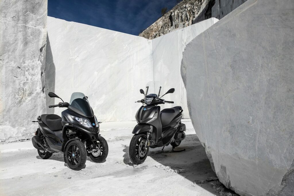 Piaggio Beverly e Piaggio MP3 300 Deep Black dal carattere grintoso e deciso