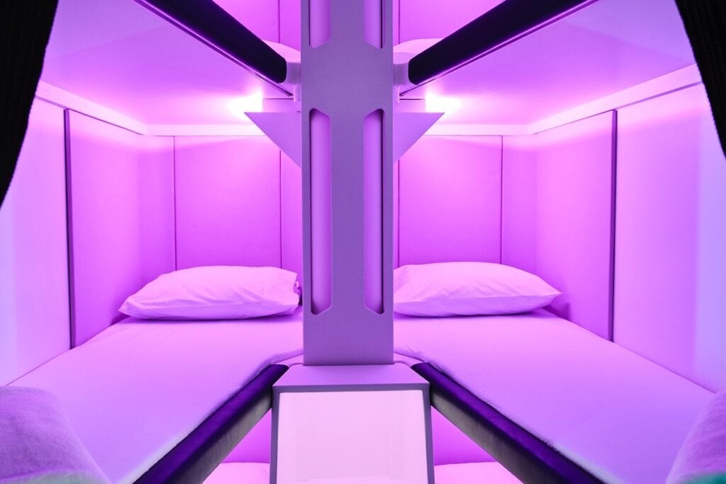 Air New Zealand Skynest, come funzionano le cuccette per dormire in volo