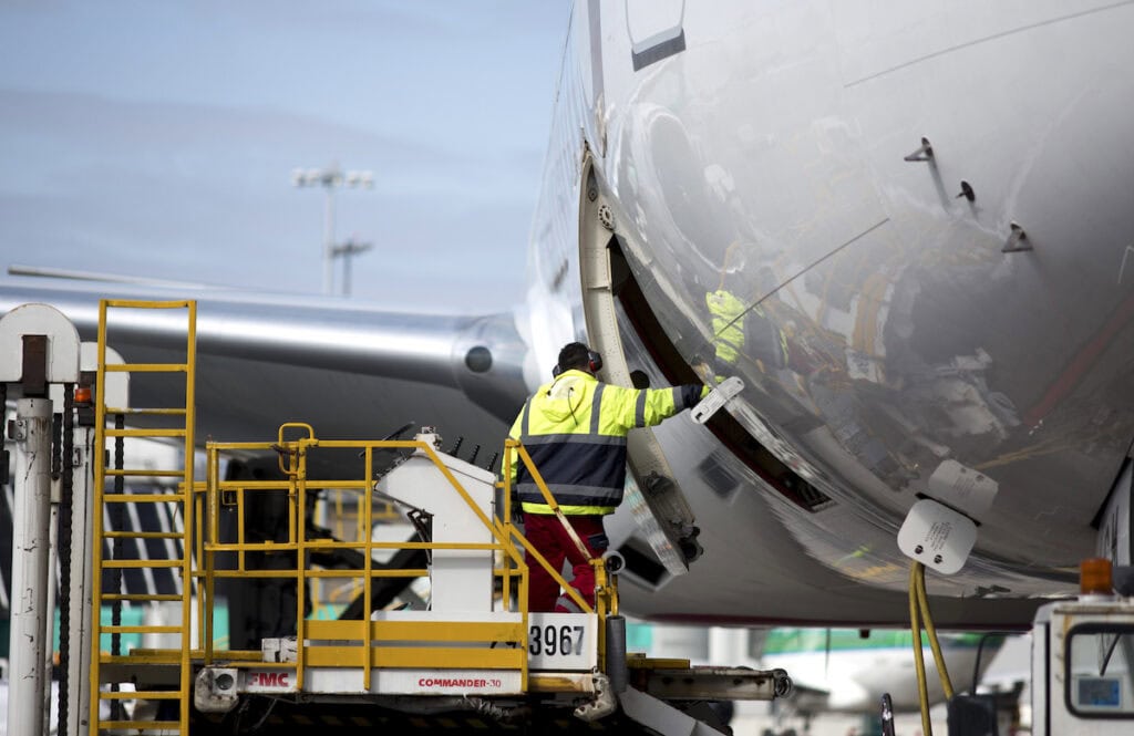 Dimenticano sull’aereo le spoglie di un uomo all’aeroporto di Dublino e vengono rispedite in Grecia