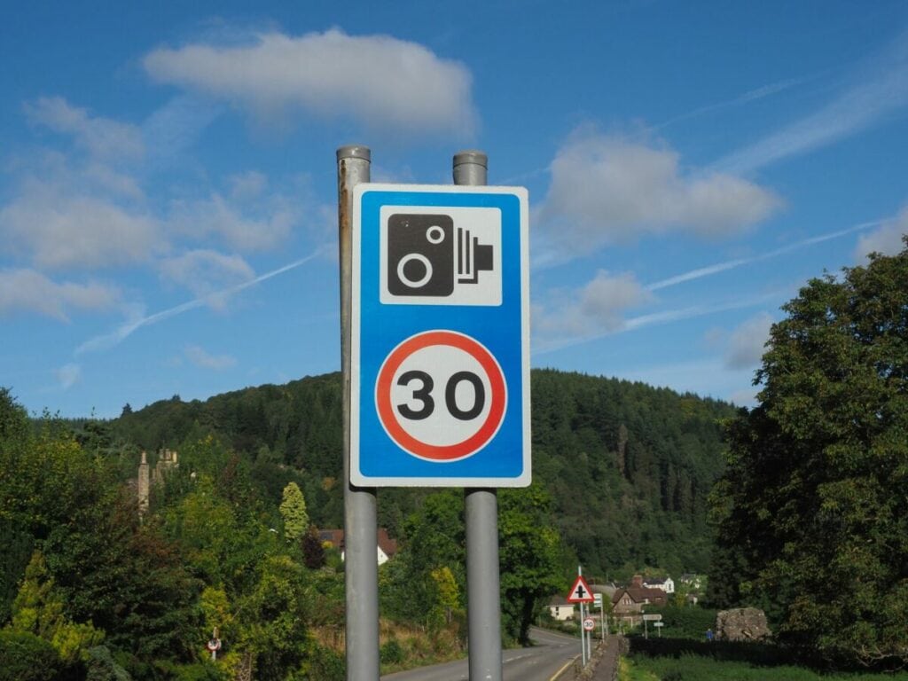 Viaggia a 80 km/h con limite di 50 km/h: 121.000 euro di multa in Finlandia