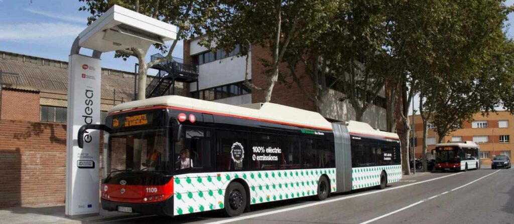 Barcellona ha puntato sui bus elettrici senza dotarli di colonnine: i mezzi nuovi sono inutilizzati