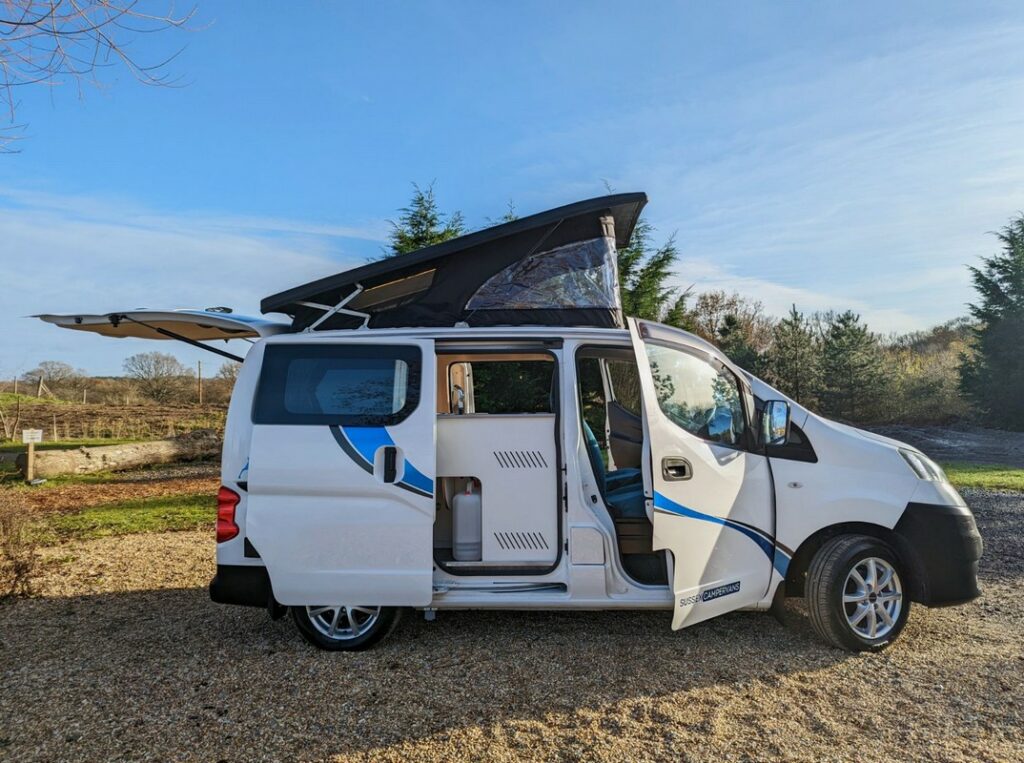 Camper Nissan VX-E: il piccolo ibrido per campeggi a zero GPL