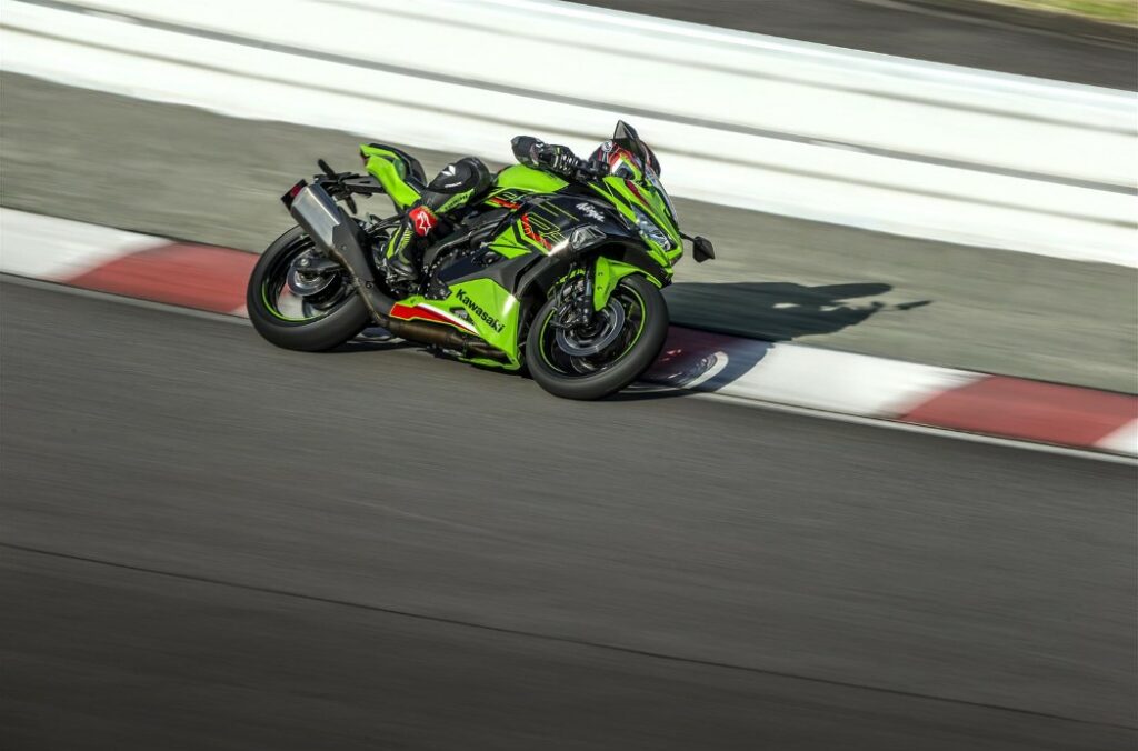 Kawasaki Ninja ZX4R 2025 motore e caratteristiche
