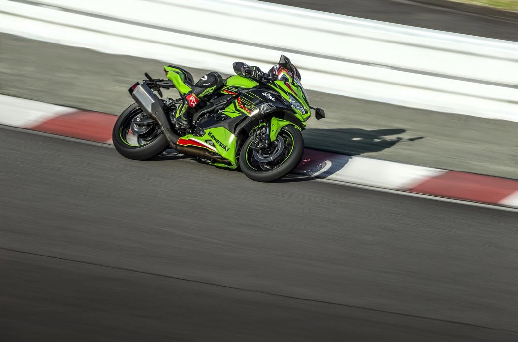 Kawasaki Ninja ZX4R 2024 motore e caratteristiche