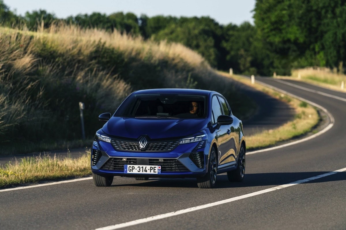 Renault Clio E-Tech Esprit Alpine road