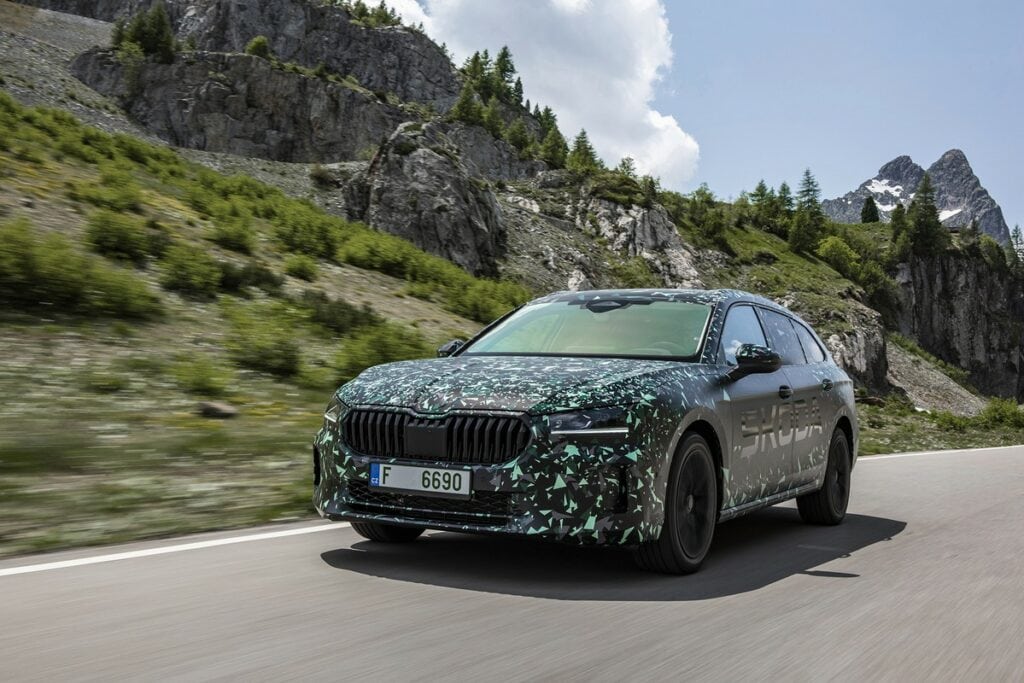 Skoda Superb: ampia la gamma di motorizzazioni, debutta il mild-hybrid