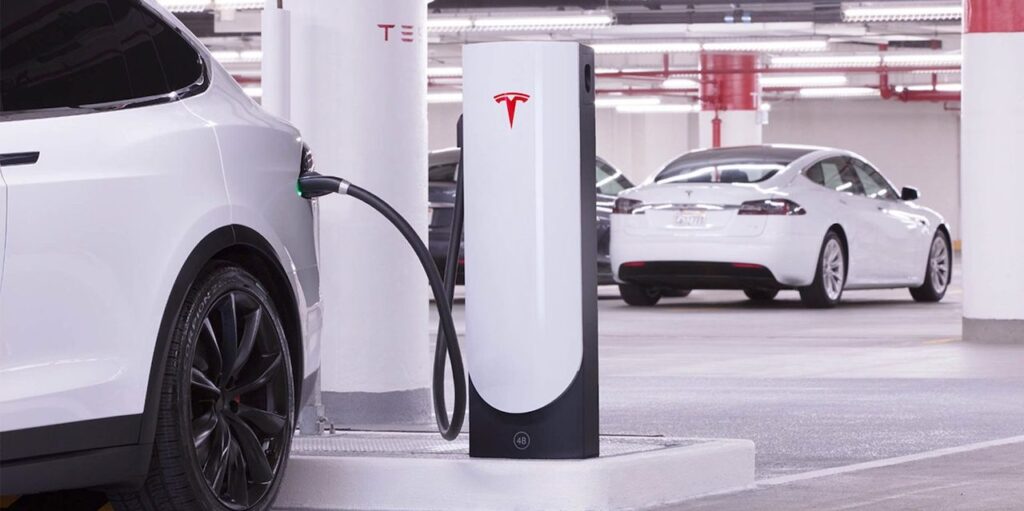 I nuovi Tesla Supercharger V4 da 350 kW provano a tenere testa a Nio