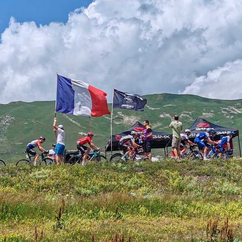 Ho seguito una tappa del Tour de France 2023… è stata un’esperienza pazzesca (con tanto di volo in elicottero!)