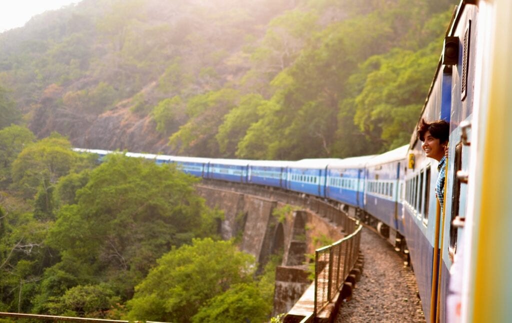 Piantare alberi viaggiando in treno: la rotaia diventa green