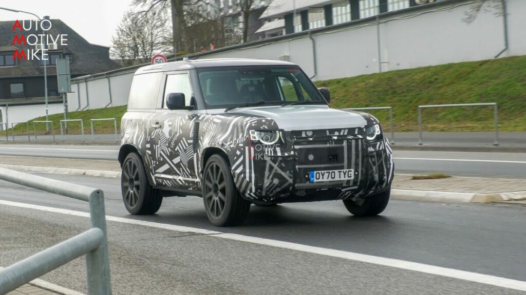 Le foto spia del Land Rover Defender SVX, nuova versione forse da 523 CV