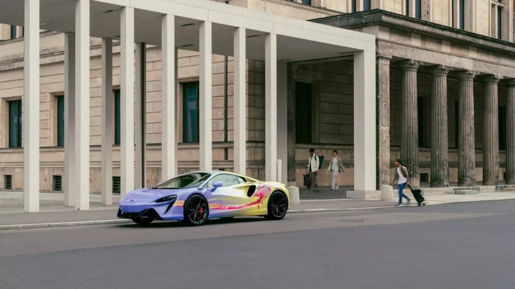 McLaren Artura è ora un’esplosione di colori grazie all’artista Cevin Parker