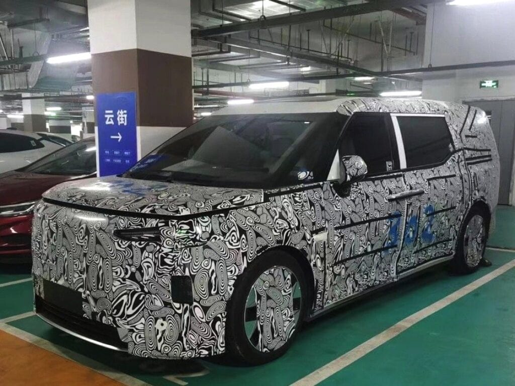 E’ in arrivo un monovolume elettrico Volvo? Ecco le foto spia dalla Cina.