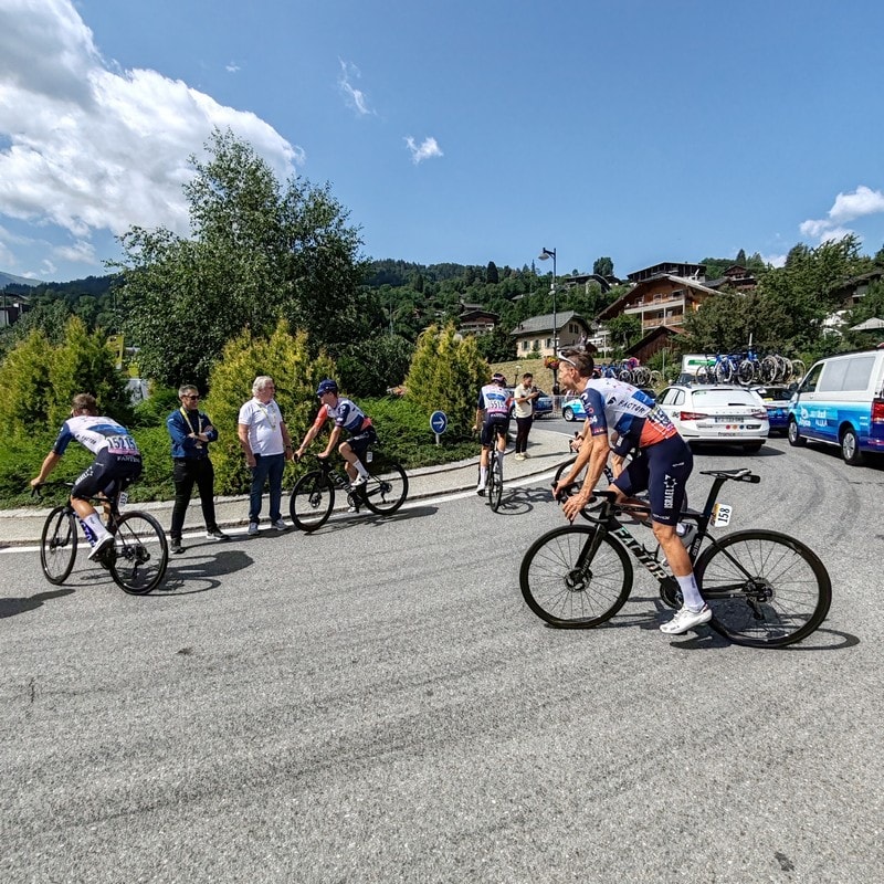 riscaldamento ciclisti pre-partenza paddock