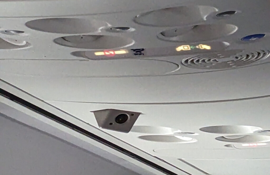 Sugli aerei ci sono telecamere che ci osservano durante il volo