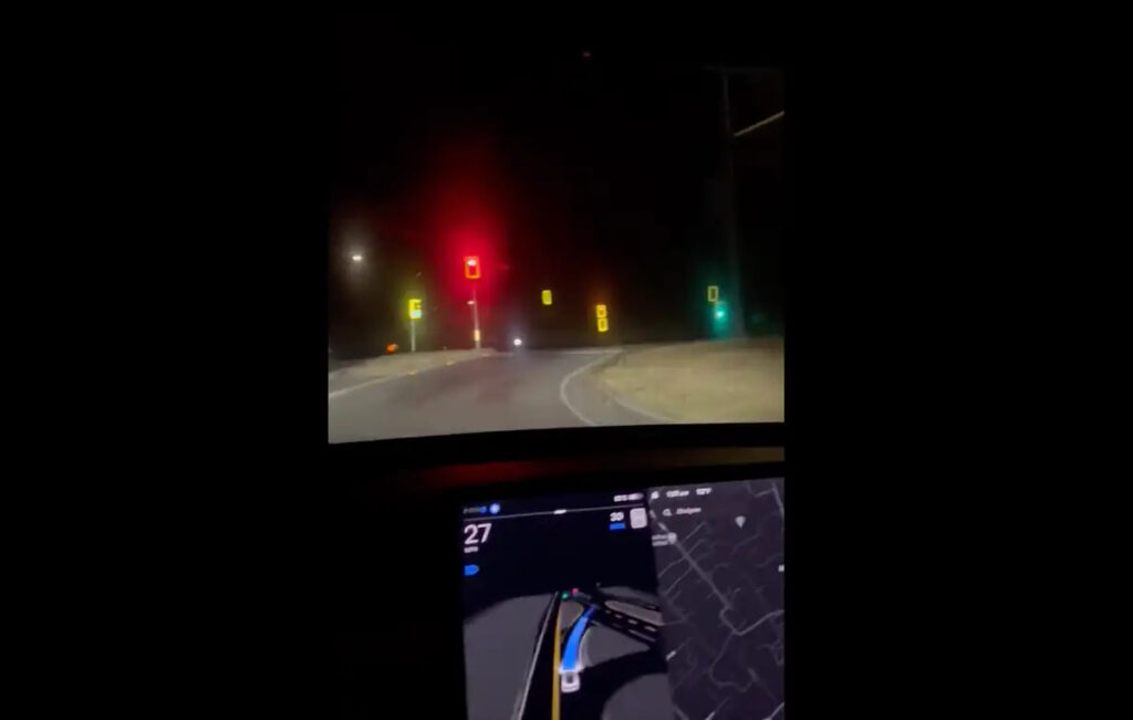 Dipendente Tesla licenziato pubblica video dell’auto a guida autonoma che passa con il rosso