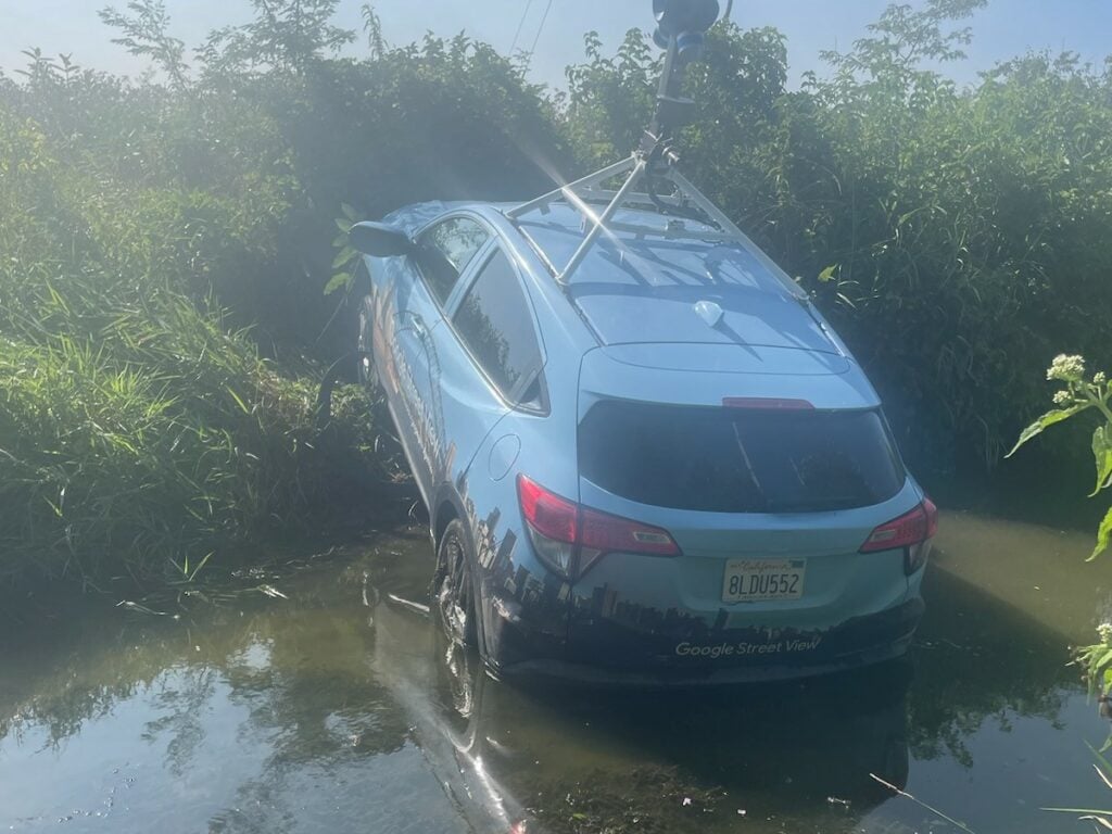 Perché la polizia ha inseguito un’auto di Google Maps che è finita in un torrente.