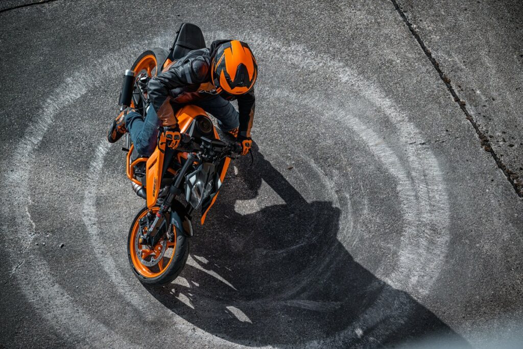 KTM 390 Duke 2024: la naked con uno stile tutto nuovo