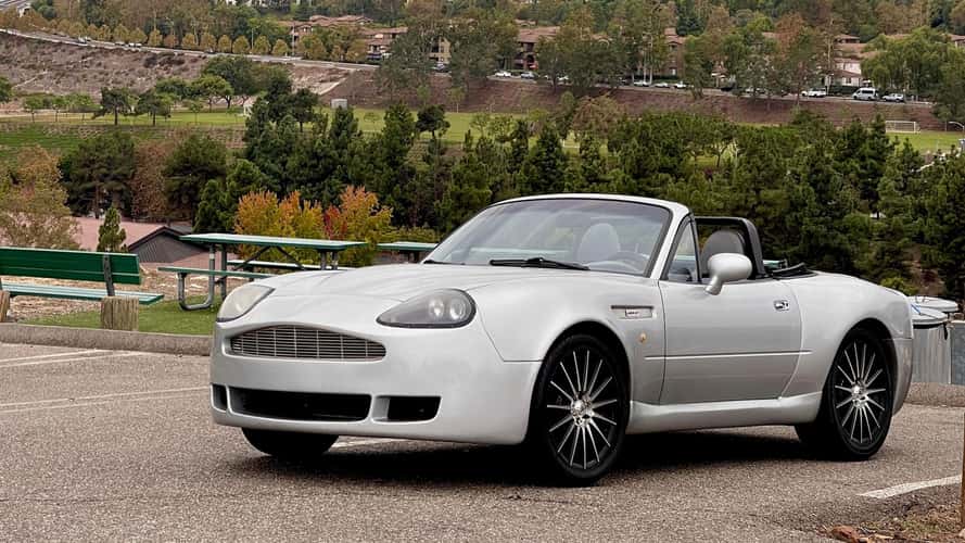 C’è chi ha trasformato una MX-5 in un’Aston Martin DB7. Ed è sempre meglio della Cygnet