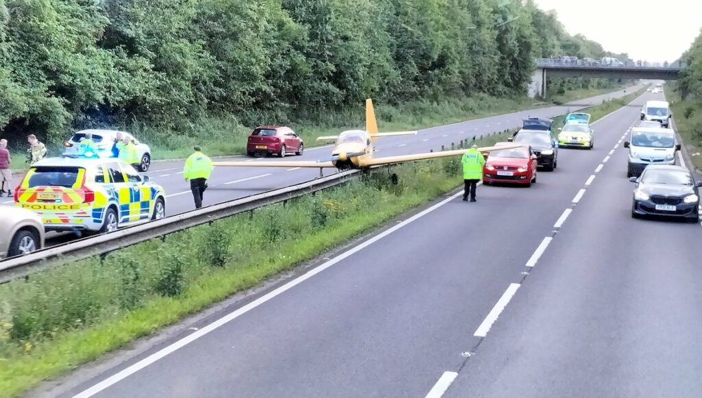 Miracoloso atterraggio in emergenza in autostrada: pilota illeso, nessun ferito