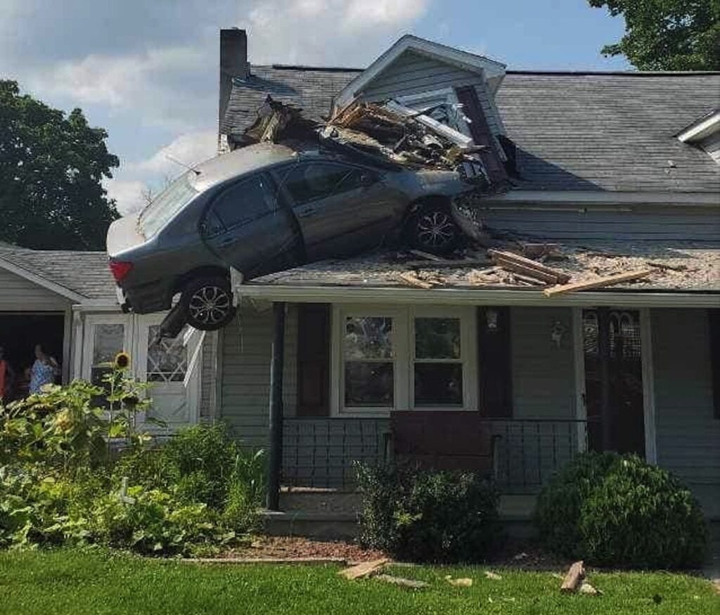 Un’auto si schianta nel secondo piano di una villa, secondo la Polizia l’ha fatto apposta.