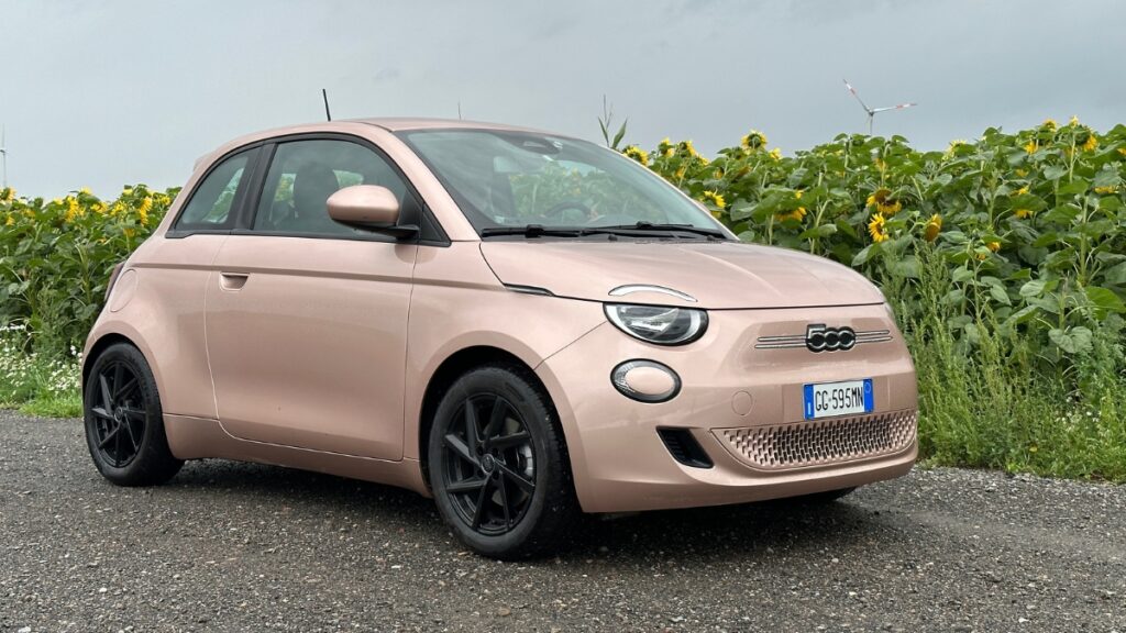 La Fiat 500e potrebbe avere una variante a benzina