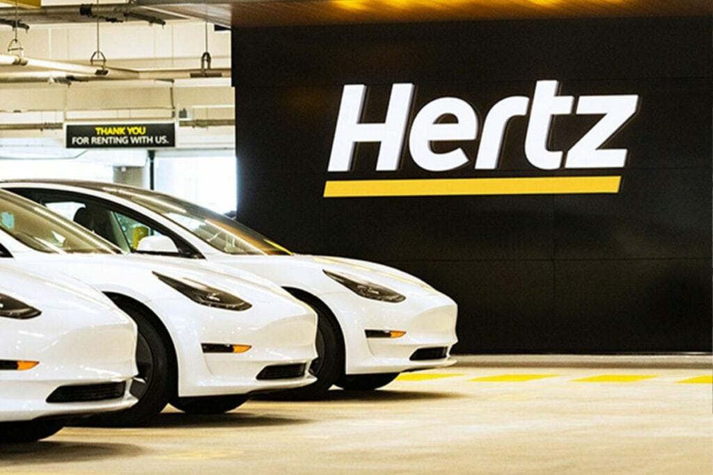 Hertz cosa combini? Addebito di 280 dollari di costo benzina per una Tesla Model 3!