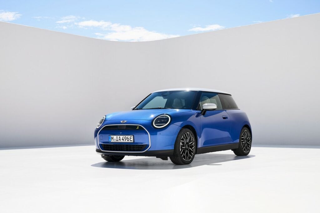 Mini Cooper Elettrica: design minimal e quattro allestimenti per un look personalizzato