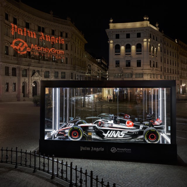 Palm Angels MoneyGram Haas F1 Team GP Monza 2023: la t-shirt in limited edition e la monoposto in Piazza Cordusio