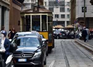 Parcheggio su rotaie tram a Milano: cosa succede