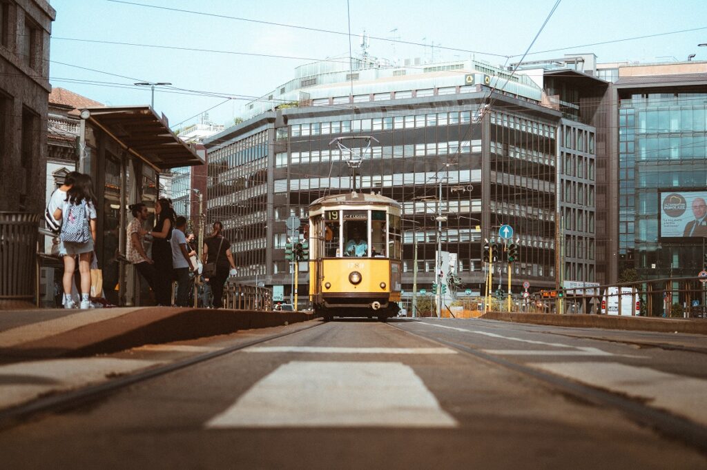 Parcheggio sulle rotaie del tram: cosa succede e quant’è la multa
