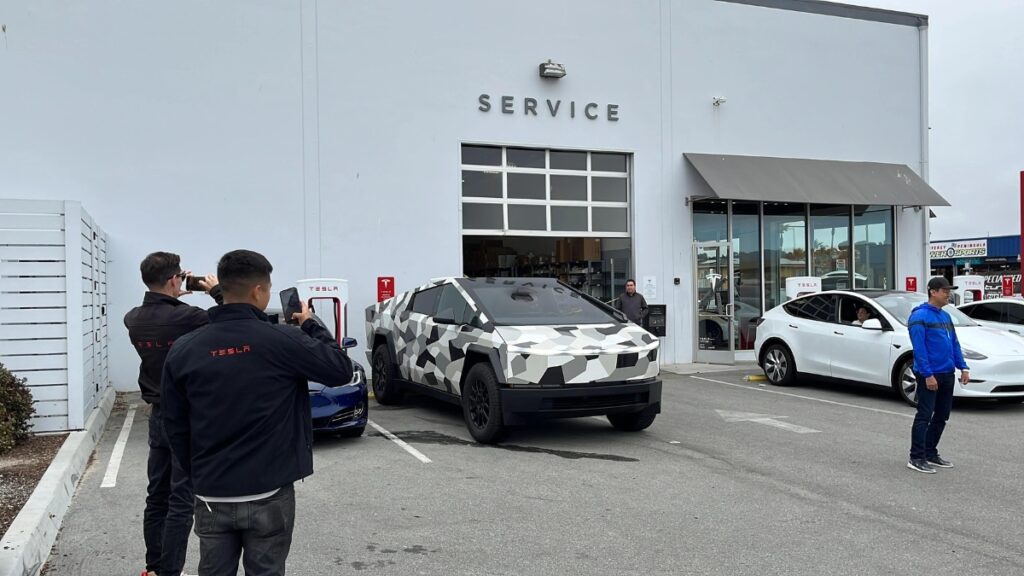 Le ultime foto spia del Tesla Cybertruck avvistato in un Tesla Service