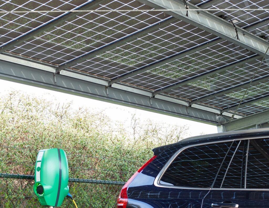 Pannelli solari nei parcheggi: una soluzione per la mobilità sostenibile