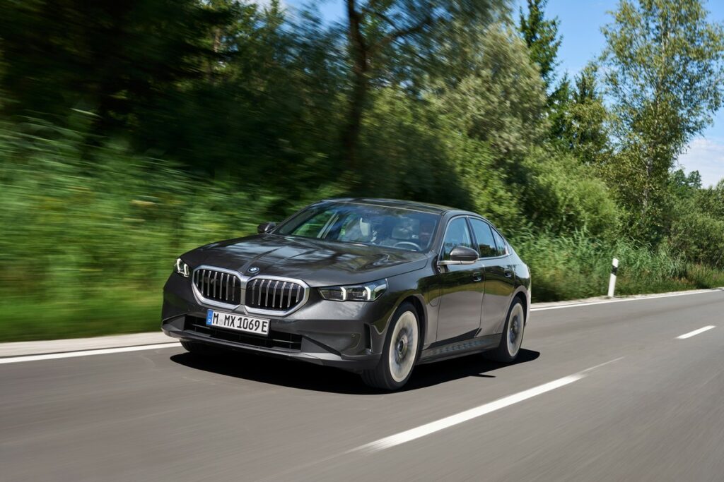BMW Serie 5 berlina ora con trazione ibrida plug-in