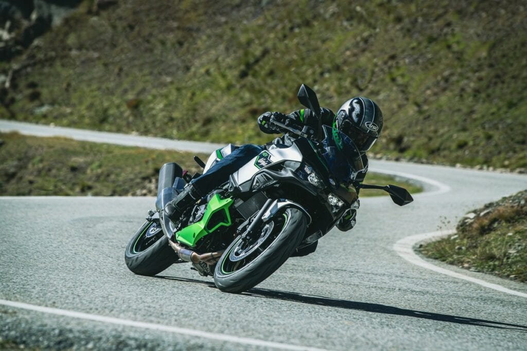 La Kawasaki Ninja 7 Hybrid cambia le regole del gioco